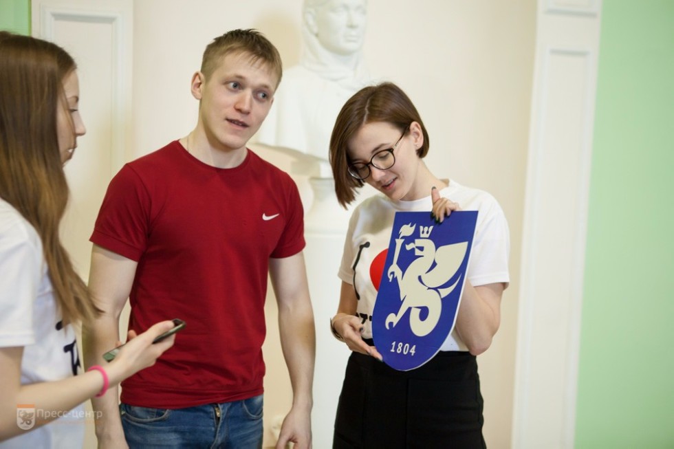 В Елабужском институте КФУ стартовал флешмоб к Дню символики (фоторепортаж) В Елабужском институте КФУ стартовал флешмоб к Дню символики (фоторепортаж)