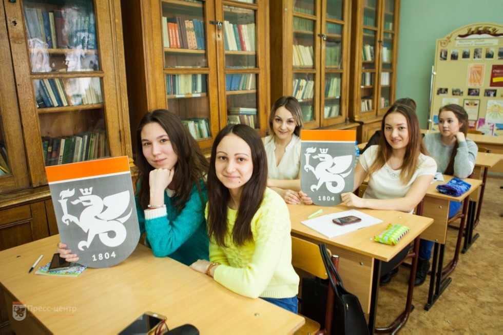 В Елабужском институте КФУ стартовал флешмоб к Дню символики (фоторепортаж) В Елабужском институте КФУ стартовал флешмоб к Дню символики (фоторепортаж)