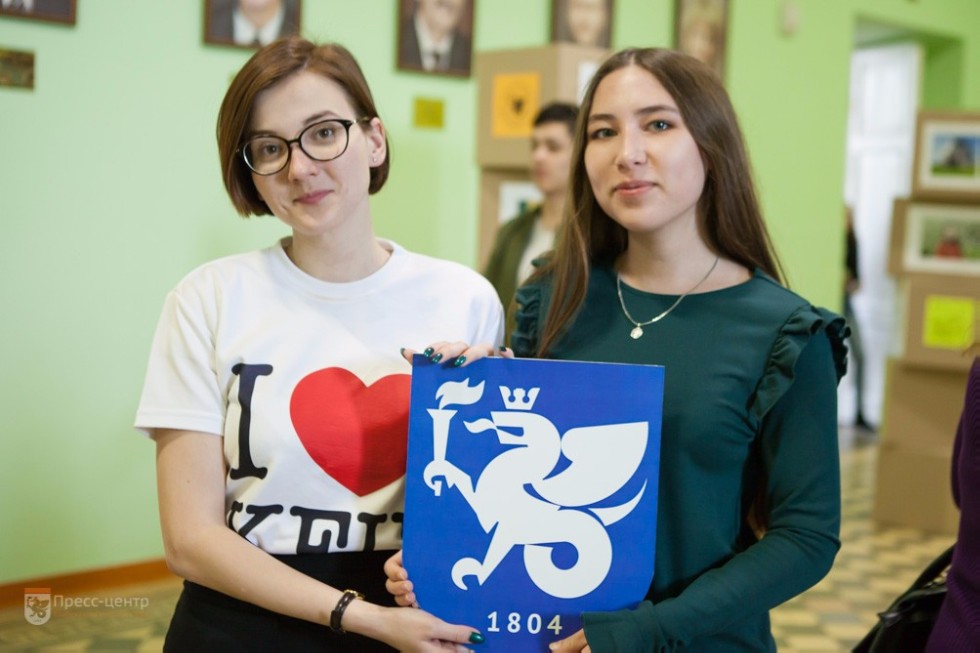 В Елабужском институте КФУ стартовал флешмоб к Дню символики (фоторепортаж) В Елабужском институте КФУ стартовал флешмоб к Дню символики (фоторепортаж)