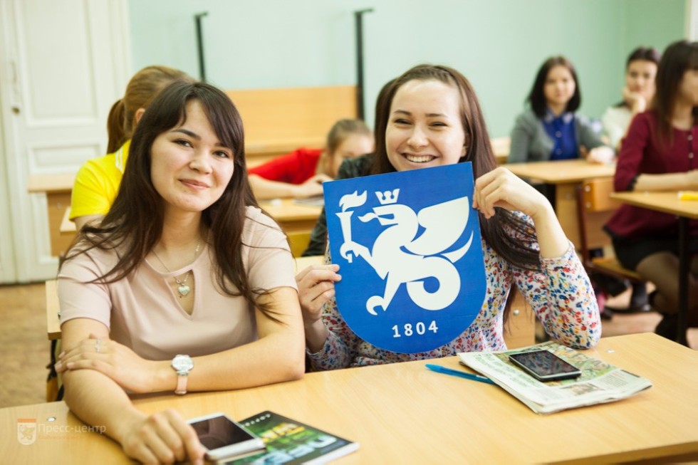 В Елабужском институте КФУ стартовал флешмоб к Дню символики (фоторепортаж) В Елабужском институте КФУ стартовал флешмоб к Дню символики (фоторепортаж)