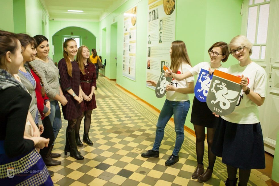 В Елабужском институте КФУ стартовал флешмоб к Дню символики (фоторепортаж) В Елабужском институте КФУ стартовал флешмоб к Дню символики (фоторепортаж)