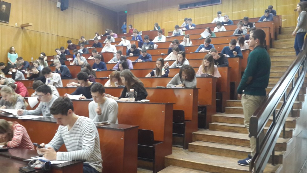 В рамках улучшения качества подготовки выпускников общеобразовательных организаций РТ, Институт физики КФУ организует проведения цикла бесплатных пробных ЕГЭ по физике с дальнейшим анализом и разбором задач с развернутым решением. В рамках улучшения качества подготовки выпускников общеобразовательных организаций РТ, Институт физики КФУ организует проведения цикла бесплатных пробных ЕГЭ по физике с дальнейшим анализом и разбором задач с развернутым решением.