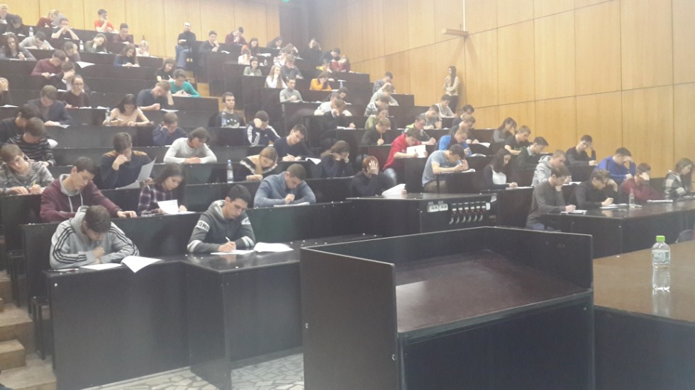 В рамках улучшения качества подготовки выпускников общеобразовательных организаций РТ, Институт физики КФУ организует проведения цикла бесплатных пробных ЕГЭ по физике с дальнейшим анализом и разбором задач с развернутым решением. В рамках улучшения качества подготовки выпускников общеобразовательных организаций РТ, Институт физики КФУ организует проведения цикла бесплатных пробных ЕГЭ по физике с дальнейшим анализом и разбором задач с развернутым решением.