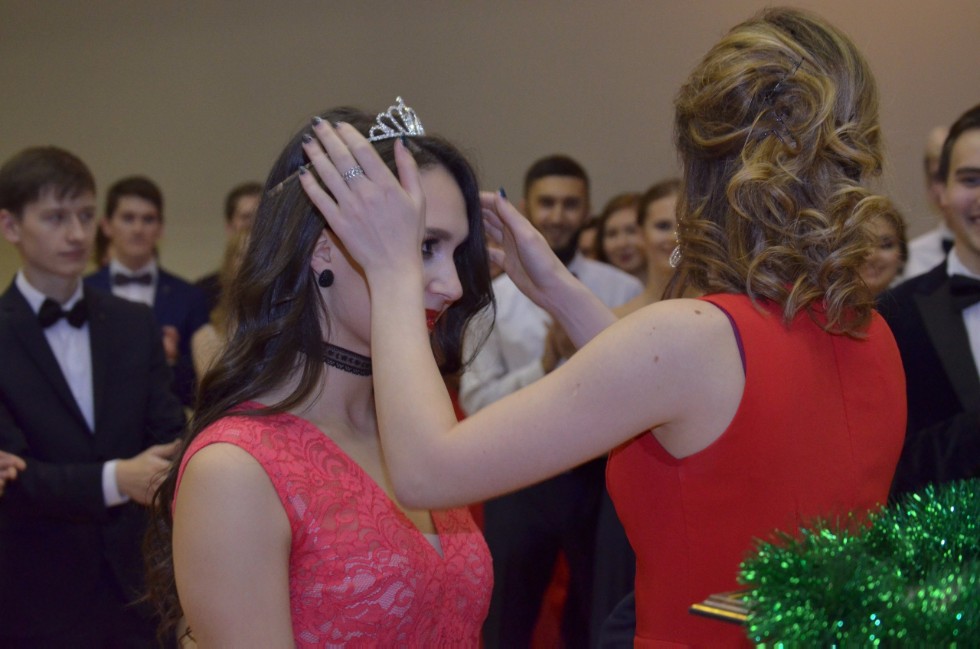 'Я помню бал, горели ярко свечи и группы пестрые мелькали предо мной?' 'Я помню бал, горели ярко свечи и группы пестрые мелькали предо мной?'