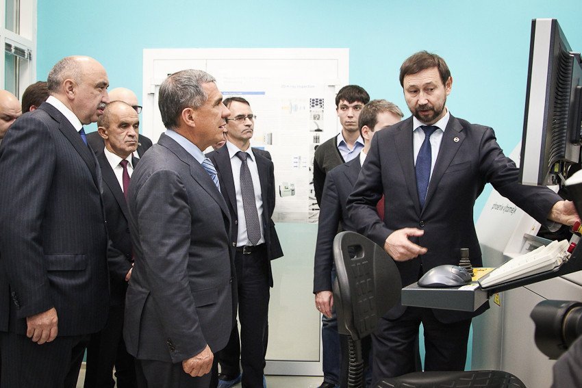 Rustam Minnikhanov visits new laboratories of Kazan Federal University