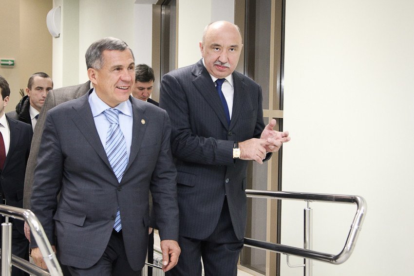 Rustam Minnikhanov visits new laboratories of Kazan Federal University