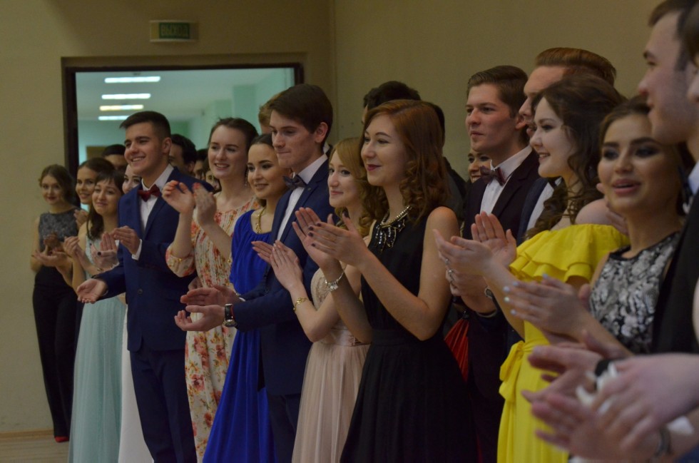 'Я помню бал, горели ярко свечи и группы пестрые мелькали предо мной?' 'Я помню бал, горели ярко свечи и группы пестрые мелькали предо мной?'