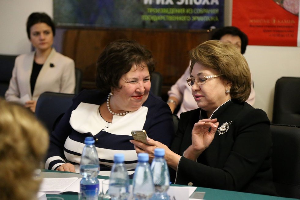 Система общественных ценностей глазами современной женщины: обсуждение и дебаты на круглом столе в Кремле. Система общественных ценностей глазами современной женщины: обсуждение и дебаты на круглом столе в Кремле.