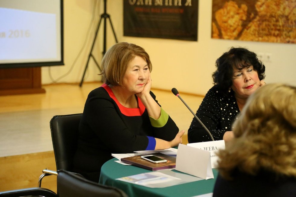 Система общественных ценностей глазами современной женщины: обсуждение и дебаты на круглом столе в Кремле. Система общественных ценностей глазами современной женщины: обсуждение и дебаты на круглом столе в Кремле.