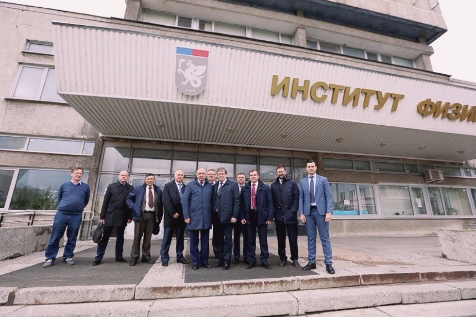 Director of Russian Federal Nuclear Center Toured Kazan University Facilities