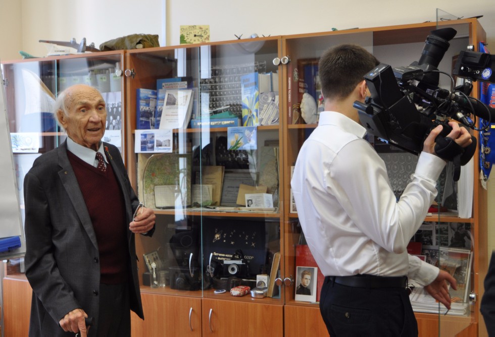 В гостях у лицея был выпускник 9 Казанской спецшколы ВВС (1944 года выпуска), человек, входящий в когорту лучших летчиков мира, Герой Советского Союза, Заслуженный лётчик-испытатель СССР, Заслуженный мастер спорта СССР Георгий Константинович Мосолов В гостях у лицея был выпускник 9 Казанской спецшколы ВВС (1944 года выпуска), человек, входящий в когорту лучших летчиков мира, Герой Советского Союза, Заслуженный лётчик-испытатель СССР, Заслуженный мастер спорта СССР Георгий Константинович Мосолов