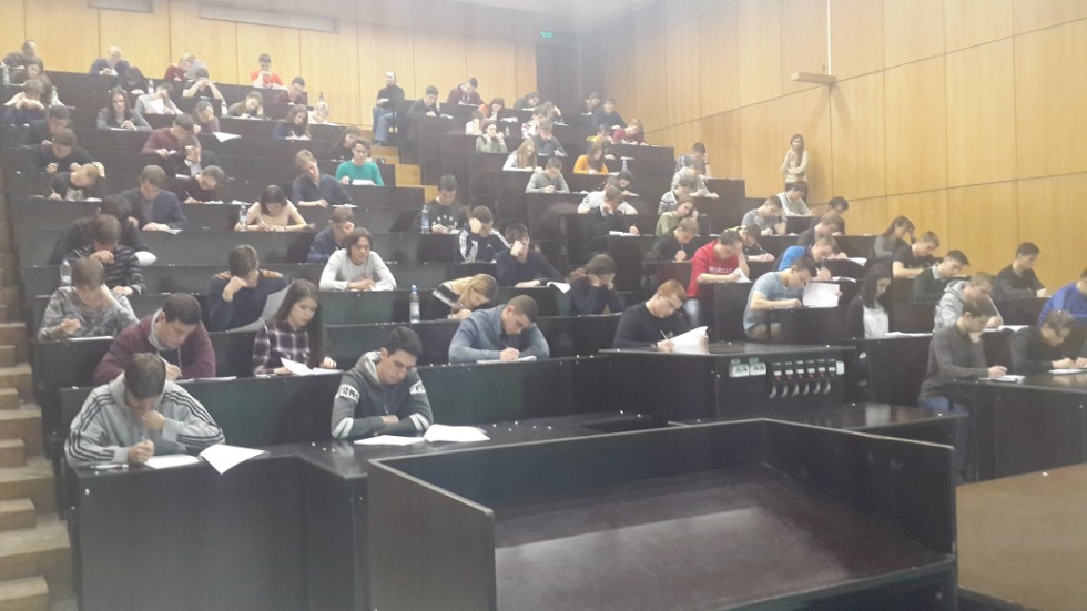 В рамках улучшения качества подготовки выпускников общеобразовательных организаций РТ, Институт физики КФУ организует проведения цикла бесплатных пробных ЕГЭ по физике с дальнейшим анализом и разбором задач с развернутым решением. В рамках улучшения качества подготовки выпускников общеобразовательных организаций РТ, Институт физики КФУ организует проведения цикла бесплатных пробных ЕГЭ по физике с дальнейшим анализом и разбором задач с развернутым решением.