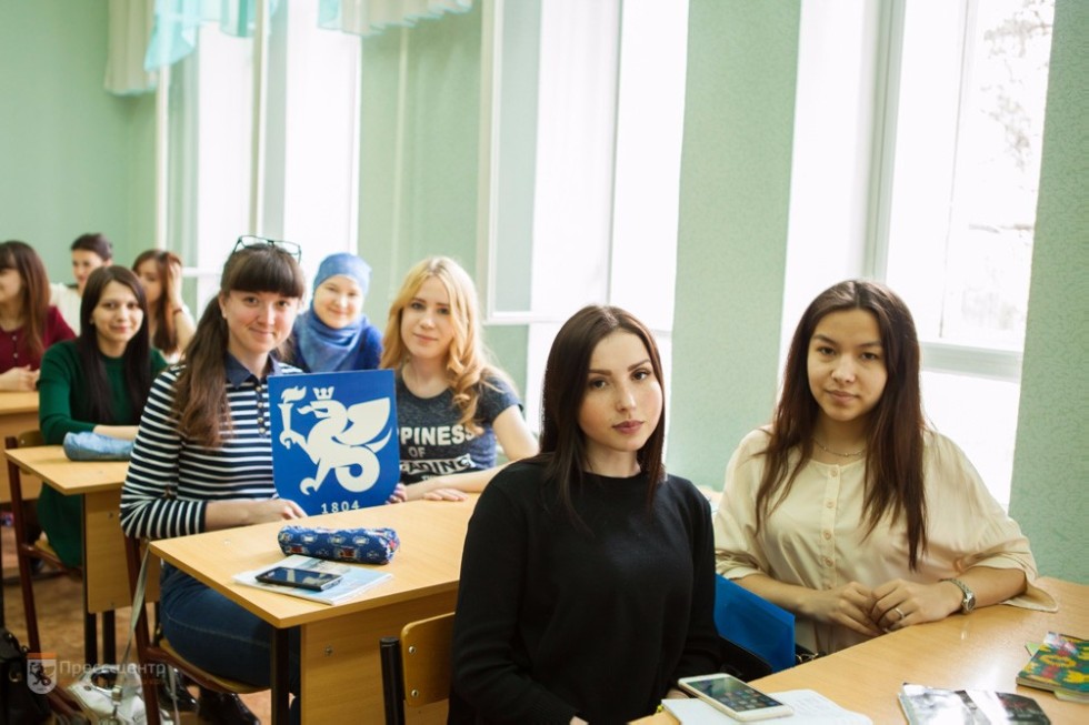 В Елабужском институте КФУ стартовал флешмоб к Дню символики (фоторепортаж) В Елабужском институте КФУ стартовал флешмоб к Дню символики (фоторепортаж)