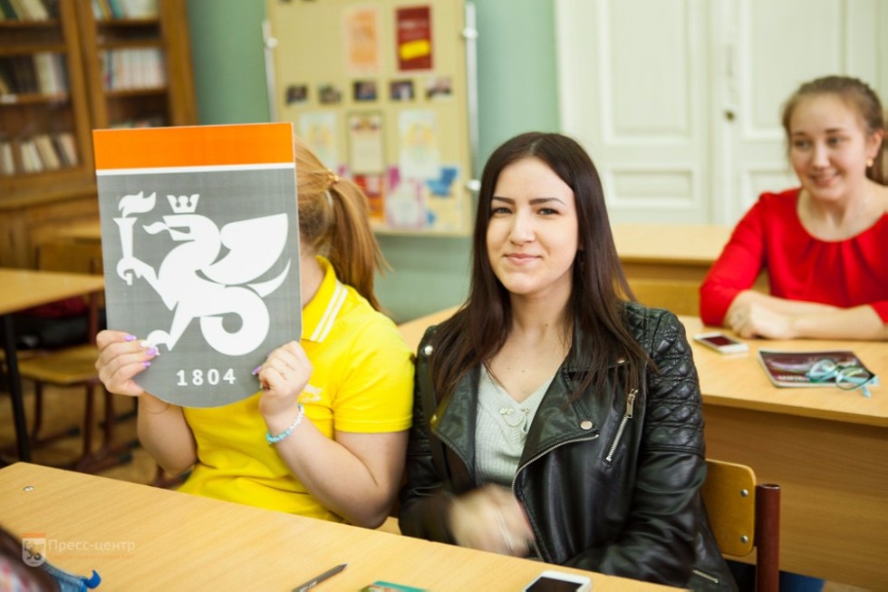 В Елабужском институте КФУ стартовал флешмоб к Дню символики (фоторепортаж) В Елабужском институте КФУ стартовал флешмоб к Дню символики (фоторепортаж)