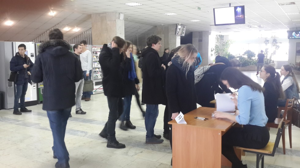 В рамках улучшения качества подготовки выпускников общеобразовательных организаций РТ, Институт физики КФУ организует проведения цикла бесплатных пробных ЕГЭ по физике с дальнейшим анализом и разбором задач с развернутым решением. В рамках улучшения качества подготовки выпускников общеобразовательных организаций РТ, Институт физики КФУ организует проведения цикла бесплатных пробных ЕГЭ по физике с дальнейшим анализом и разбором задач с развернутым решением.