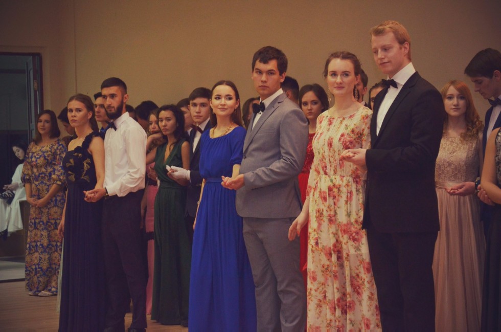 'Я помню бал, горели ярко свечи и группы пестрые мелькали предо мной?' 'Я помню бал, горели ярко свечи и группы пестрые мелькали предо мной?'