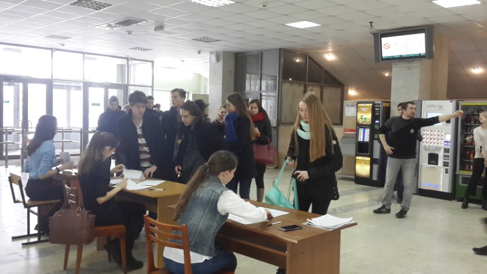 В рамках улучшения качества подготовки выпускников общеобразовательных организаций РТ, Институт физики КФУ организует проведения цикла бесплатных пробных ЕГЭ по физике с дальнейшим анализом и разбором задач с развернутым решением. В рамках улучшения качества подготовки выпускников общеобразовательных организаций РТ, Институт физики КФУ организует проведения цикла бесплатных пробных ЕГЭ по физике с дальнейшим анализом и разбором задач с развернутым решением.