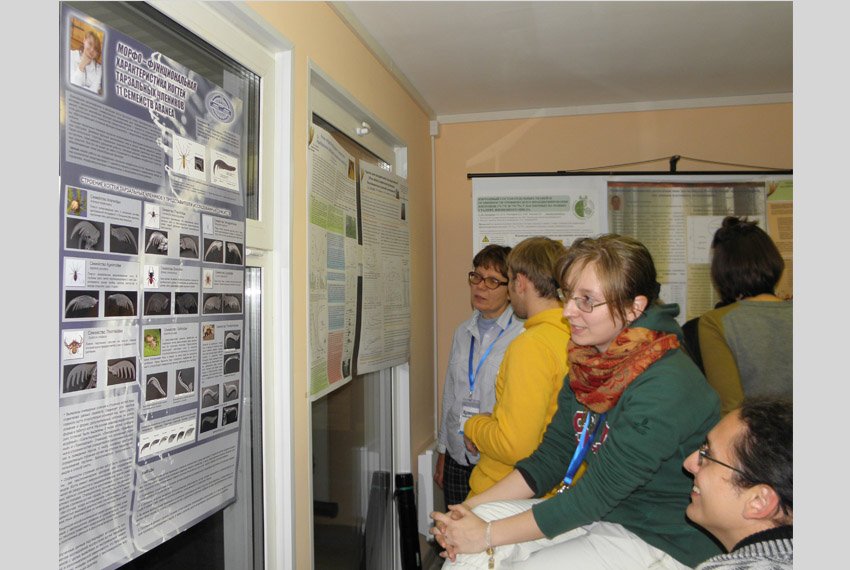 Обсуждение стендовых сообщений В октябре 2013 года пятикурсники кафедры Сайфутдинов Руслан и Кузнецова Светлана приняли участие в третьей полевой школе по почвенной зоологии и экологии для молодых ученых 'Почвенно-зоологические исследования: от планирования к публикации'.