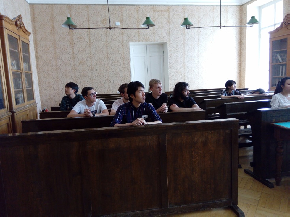 Иностранные студенты посидели за партой В.И.Ульянова-Ленина Иностранные студенты посидели за партой В.И.Ульянова-Ленина