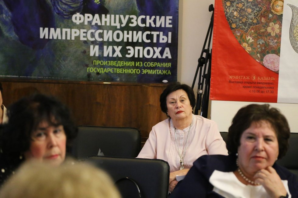 Система общественных ценностей глазами современной женщины: обсуждение и дебаты на круглом столе в Кремле. Система общественных ценностей глазами современной женщины: обсуждение и дебаты на круглом столе в Кремле.