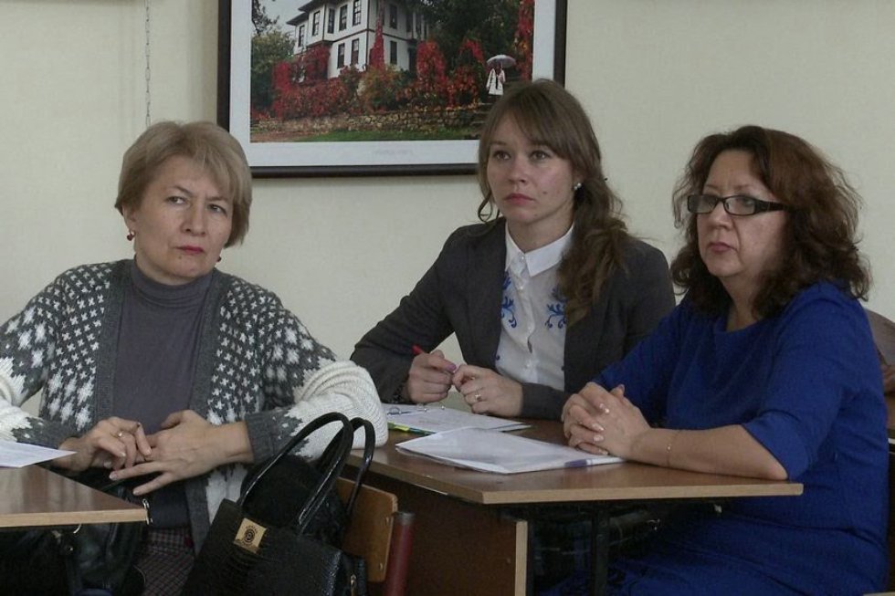 'Изучая новые языки, общаясь и обучая им других людей, мы служим делу мира' 'Изучая новые языки, общаясь и обучая им других людей, мы служим делу мира'