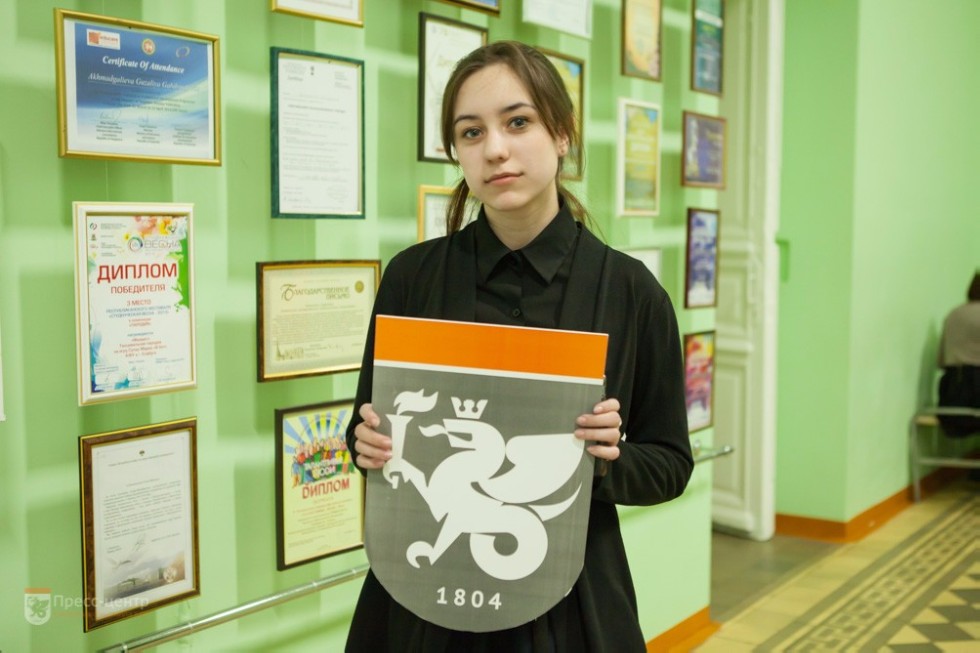 В Елабужском институте КФУ стартовал флешмоб к Дню символики (фоторепортаж) В Елабужском институте КФУ стартовал флешмоб к Дню символики (фоторепортаж)