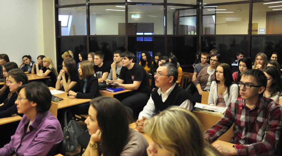 В ИФИ КФУ художник-каллиграф Владимир Попов провел мастер-класс В ИФИ КФУ художник-каллиграф Владимир Попов провел мастер-класс