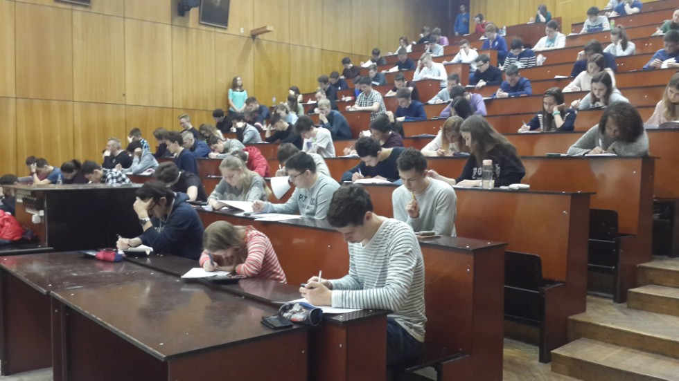 В рамках улучшения качества подготовки выпускников общеобразовательных организаций РТ, Институт физики КФУ организует проведения цикла бесплатных пробных ЕГЭ по физике с дальнейшим анализом и разбором задач с развернутым решением. В рамках улучшения качества подготовки выпускников общеобразовательных организаций РТ, Институт физики КФУ организует проведения цикла бесплатных пробных ЕГЭ по физике с дальнейшим анализом и разбором задач с развернутым решением.