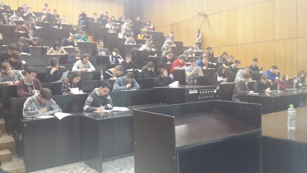 В рамках улучшения качества подготовки выпускников общеобразовательных организаций РТ, Институт физики КФУ организует проведения цикла бесплатных пробных ЕГЭ по физике с дальнейшим анализом и разбором задач с развернутым решением. В рамках улучшения качества подготовки выпускников общеобразовательных организаций РТ, Институт физики КФУ организует проведения цикла бесплатных пробных ЕГЭ по физике с дальнейшим анализом и разбором задач с развернутым решением.