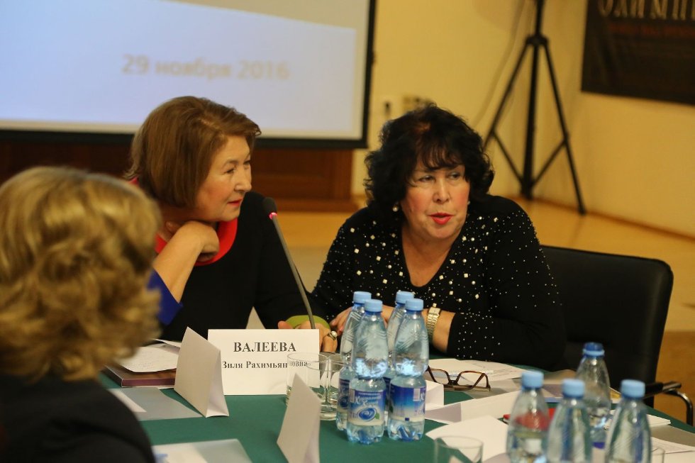 Система общественных ценностей глазами современной женщины: обсуждение и дебаты на круглом столе в Кремле. Система общественных ценностей глазами современной женщины: обсуждение и дебаты на круглом столе в Кремле.