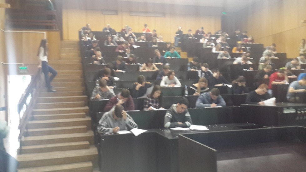 В рамках улучшения качества подготовки выпускников общеобразовательных организаций РТ, Институт физики КФУ организует проведения цикла бесплатных пробных ЕГЭ по физике с дальнейшим анализом и разбором задач с развернутым решением. В рамках улучшения качества подготовки выпускников общеобразовательных организаций РТ, Институт физики КФУ организует проведения цикла бесплатных пробных ЕГЭ по физике с дальнейшим анализом и разбором задач с развернутым решением.