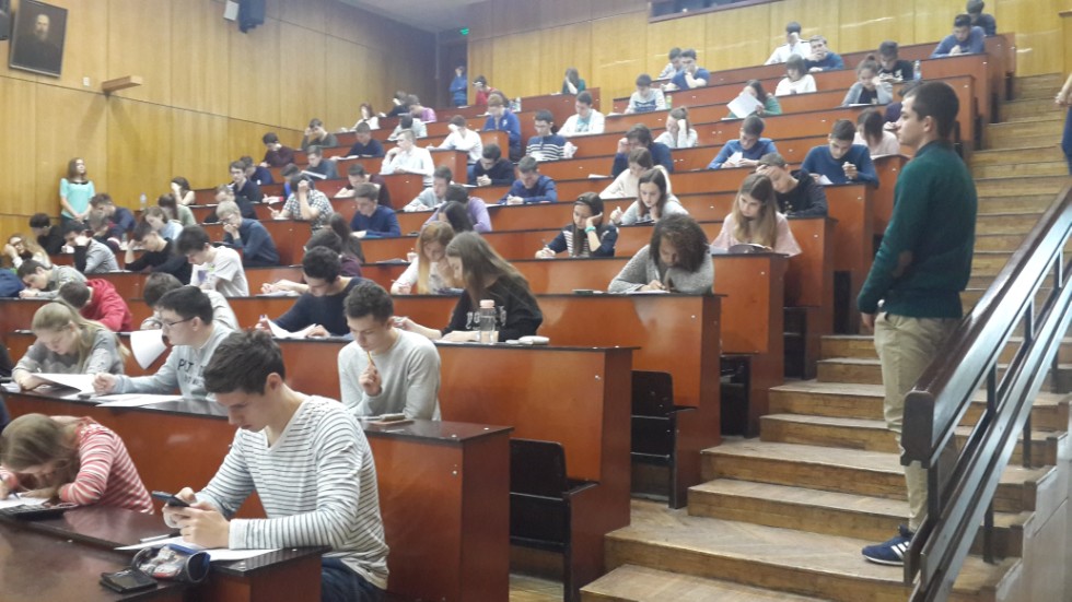 В рамках улучшения качества подготовки выпускников общеобразовательных организаций РТ, Институт физики КФУ организует проведения цикла бесплатных пробных ЕГЭ по физике с дальнейшим анализом и разбором задач с развернутым решением. В рамках улучшения качества подготовки выпускников общеобразовательных организаций РТ, Институт физики КФУ организует проведения цикла бесплатных пробных ЕГЭ по физике с дальнейшим анализом и разбором задач с развернутым решением.