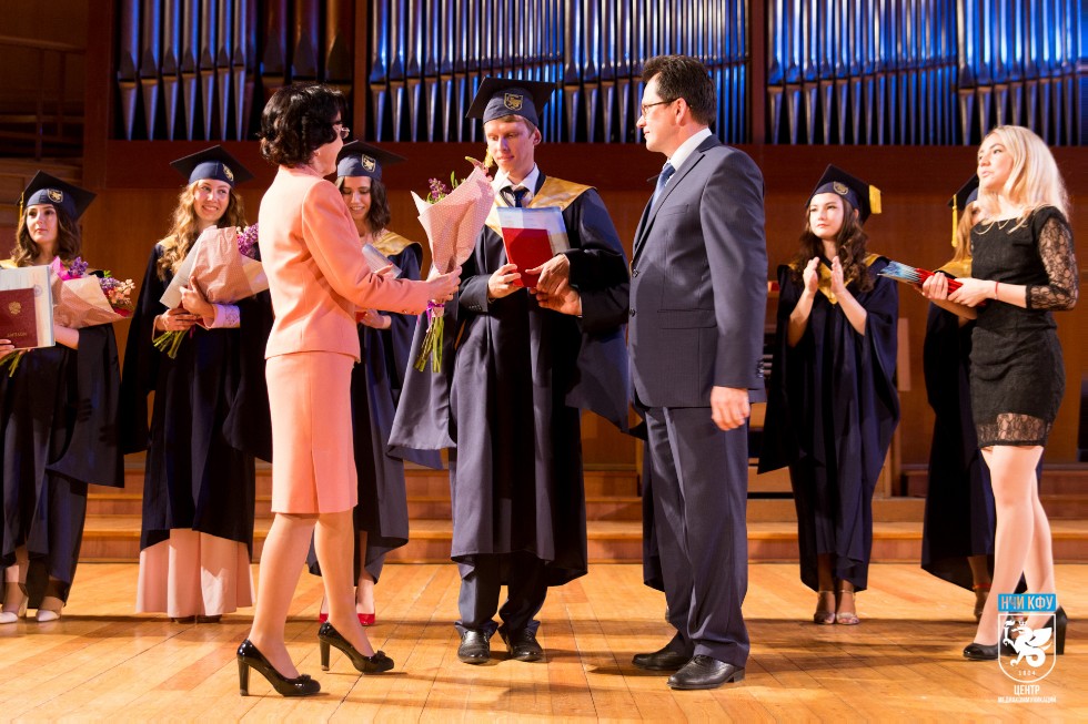 Чествование лучших выпускников КФУ в автограде Чествование лучших выпускников КФУ в автограде