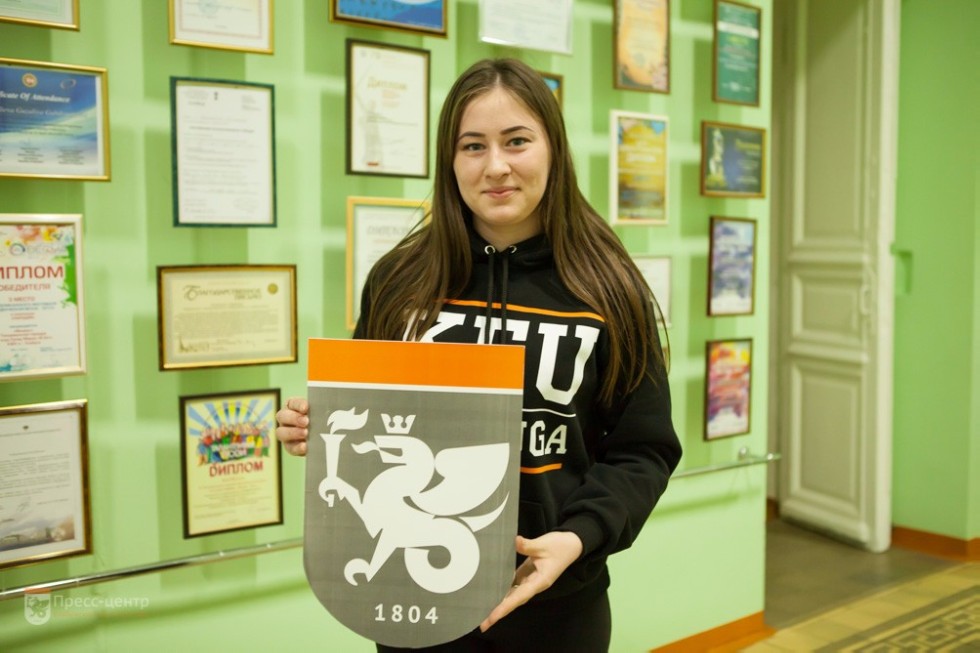 В Елабужском институте КФУ стартовал флешмоб к Дню символики (фоторепортаж) В Елабужском институте КФУ стартовал флешмоб к Дню символики (фоторепортаж)