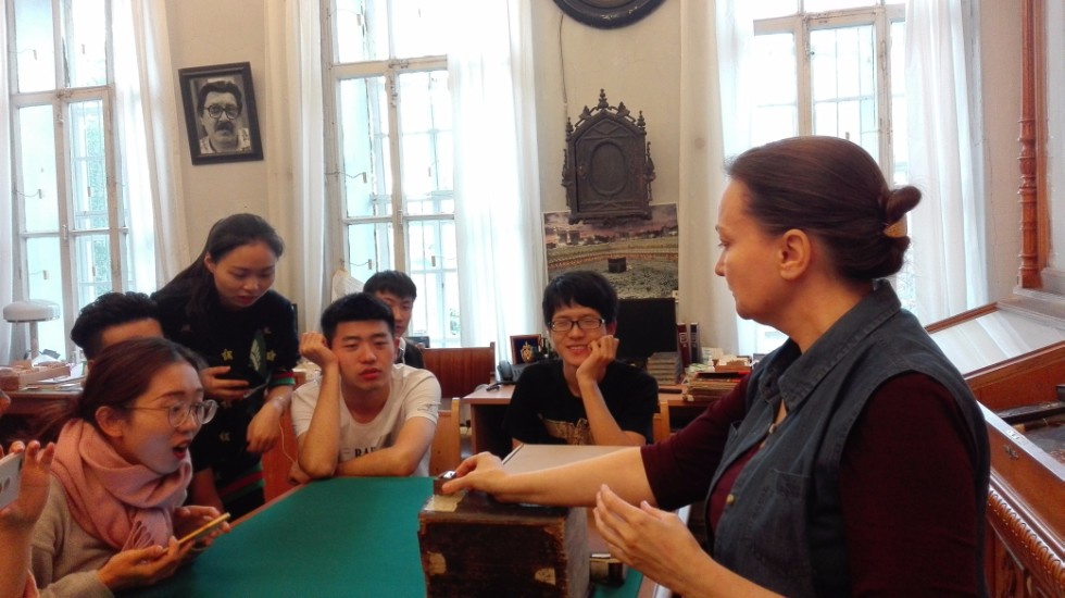 Знакомство иностранных студентов с КФУ начинается с библиотеки и музея истории КФУ Знакомство иностранных студентов с КФУ начинается с библиотеки и музея истории КФУ