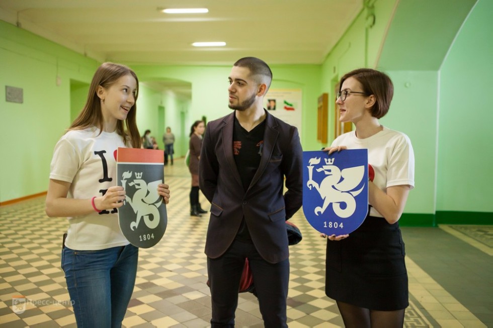 В Елабужском институте КФУ стартовал флешмоб к Дню символики (фоторепортаж) В Елабужском институте КФУ стартовал флешмоб к Дню символики (фоторепортаж)