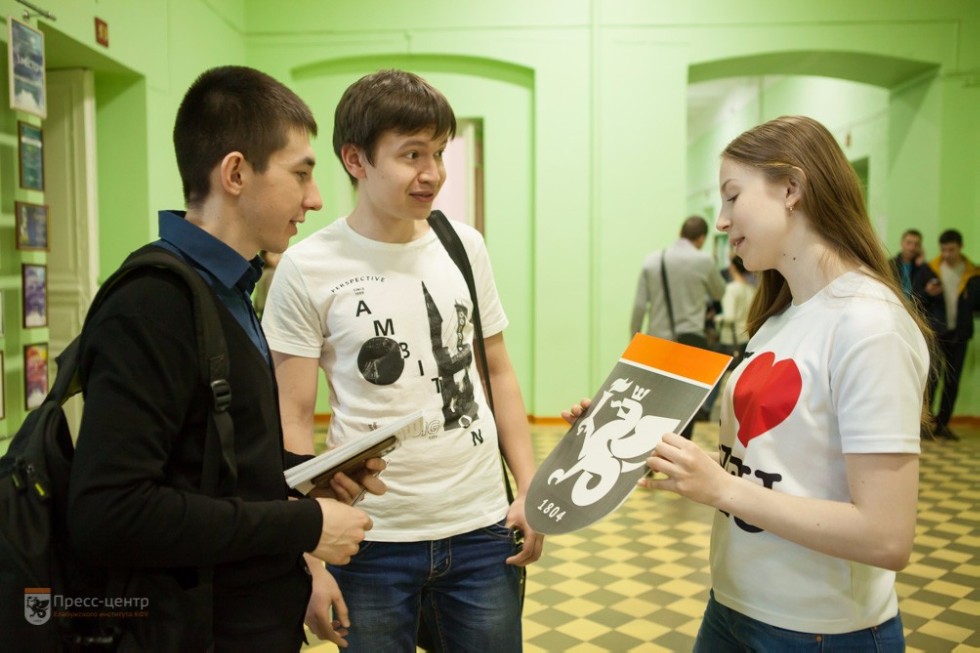 В Елабужском институте КФУ стартовал флешмоб к Дню символики (фоторепортаж) В Елабужском институте КФУ стартовал флешмоб к Дню символики (фоторепортаж)