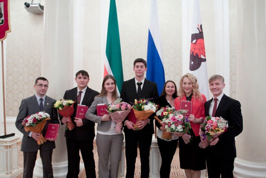 Thirteen students and postgraduates won awards by the name of Ilsur Metshin. ,
