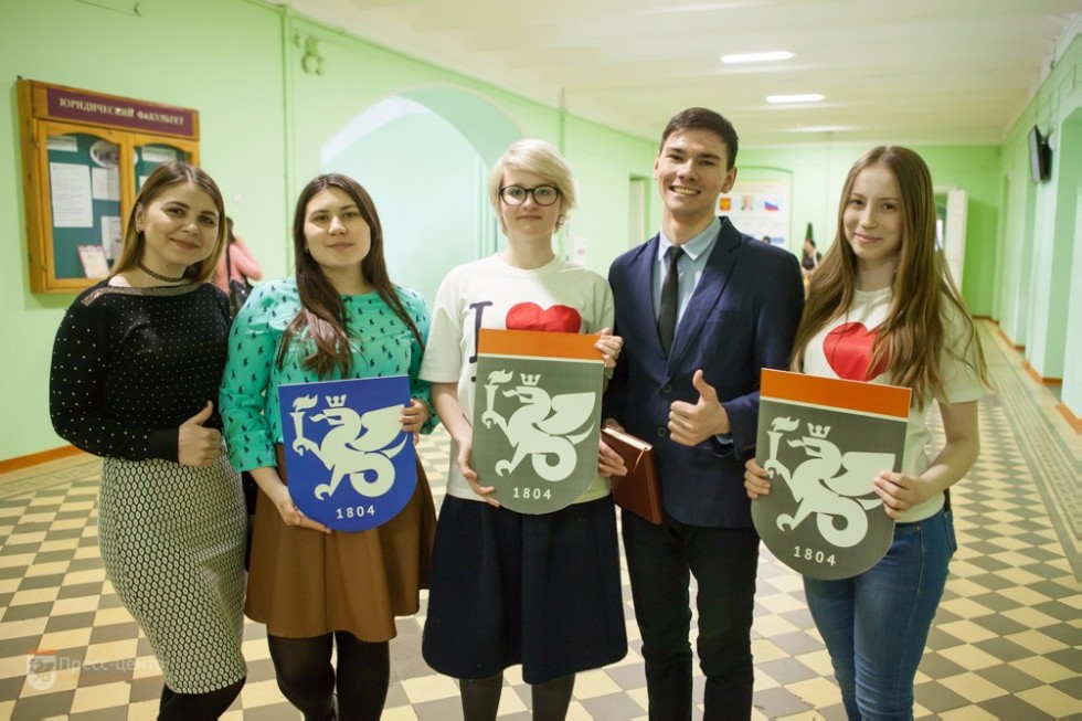 В Елабужском институте КФУ стартовал флешмоб к Дню символики (фоторепортаж) В Елабужском институте КФУ стартовал флешмоб к Дню символики (фоторепортаж)