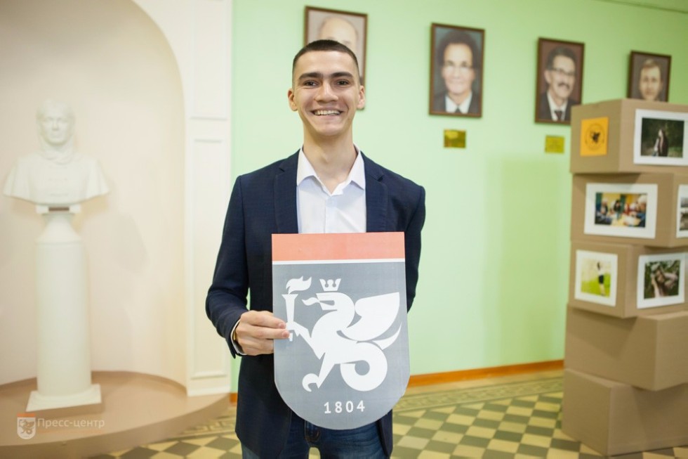 В Елабужском институте КФУ стартовал флешмоб к Дню символики (фоторепортаж) В Елабужском институте КФУ стартовал флешмоб к Дню символики (фоторепортаж)