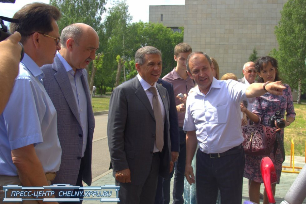 Rustam Minnikhanov visits KFU Engineering Center