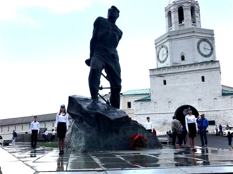 Учащиеся 8Д класса приняли участие в Вахте Памяти Учащиеся 8Д класса приняли участие в Вахте Памяти