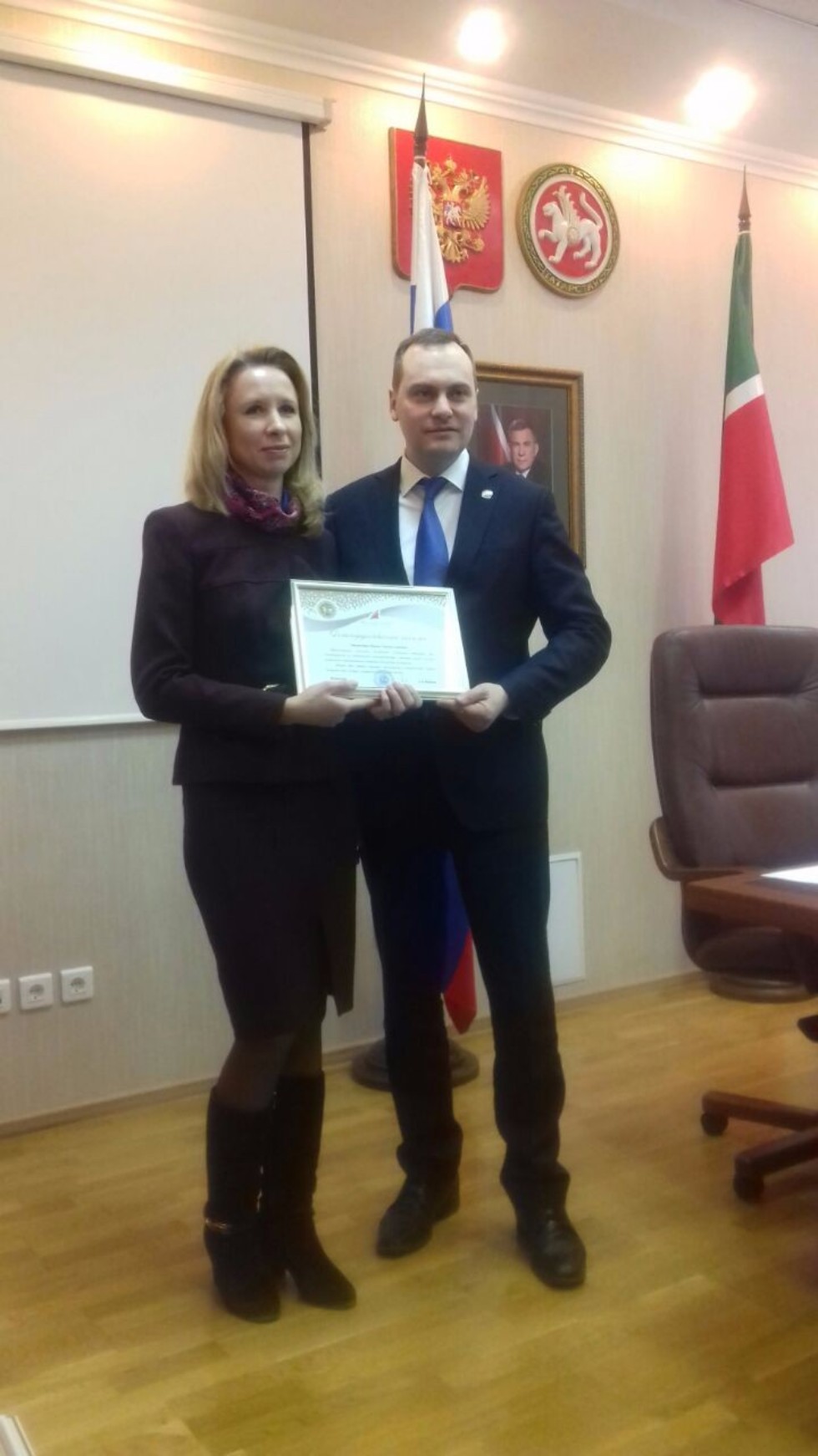 Министр экономики Республики Татарстан А.А. Здунов торжественно вручил Благодарственные письма за плодотворное сотрудничество и весомый вклад в процесс разработки муниципальных стратегий Республики Татарстан Министр экономики Республики Татарстан А.А. Здунов торжественно вручил Благодарственные письма за плодотворное сотрудничество и весомый вклад в процесс разработки муниципальных стратегий Республики Татарстан