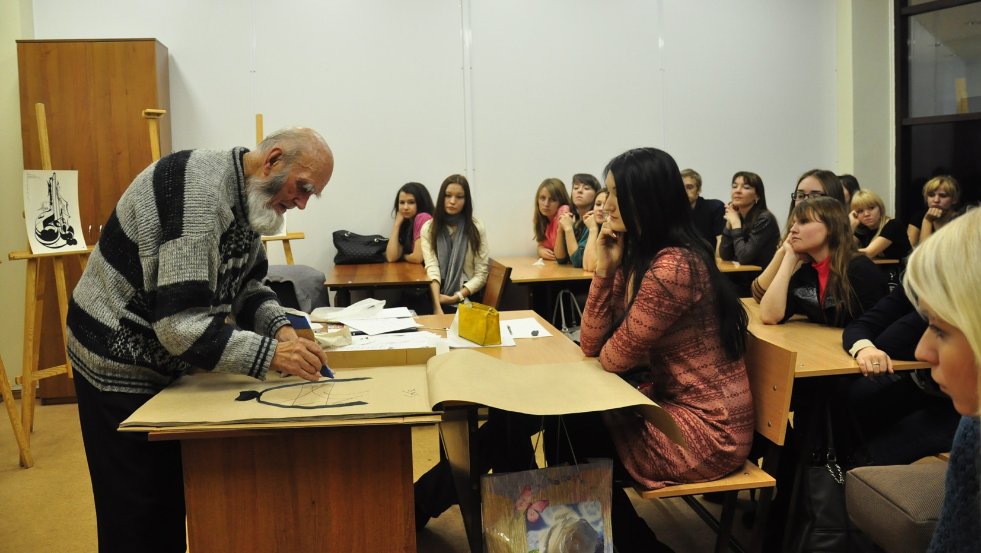 В ИФИ КФУ художник-каллиграф Владимир Попов провел мастер-класс В ИФИ КФУ художник-каллиграф Владимир Попов провел мастер-класс