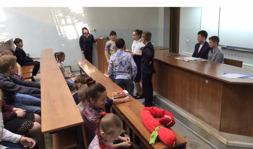 БУДУЩИЕ АБИТУРИЕНТЫ ЗАДАЮТ ВОПРОСЫ БУДУЩИМ УЧИТЕЛЯМ! БУДУЩИЕ АБИТУРИЕНТЫ ЗАДАЮТ ВОПРОСЫ БУДУЩИМ УЧИТЕЛЯМ!