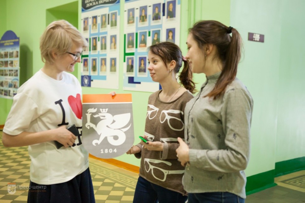 В Елабужском институте КФУ стартовал флешмоб к Дню символики (фоторепортаж) В Елабужском институте КФУ стартовал флешмоб к Дню символики (фоторепортаж)