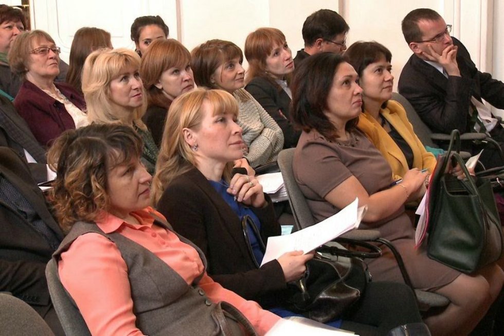 'Изучая новые языки, общаясь и обучая им других людей, мы служим делу мира' 'Изучая новые языки, общаясь и обучая им других людей, мы служим делу мира'