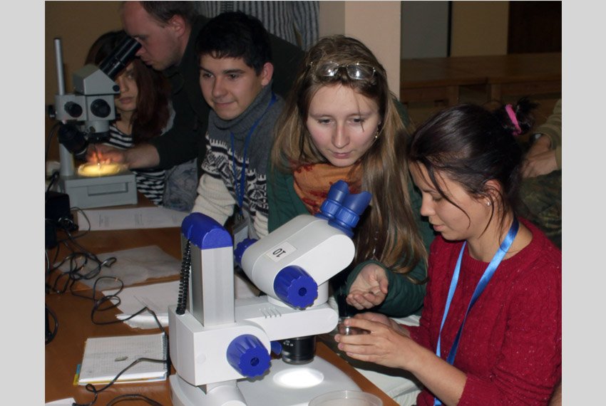 В лаборатории стационара В октябре 2013 года пятикурсники кафедры Сайфутдинов Руслан и Кузнецова Светлана приняли участие в третьей полевой школе по почвенной зоологии и экологии для молодых ученых 'Почвенно-зоологические исследования: от планирования к публикации'.