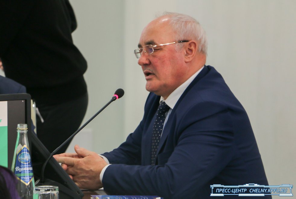 Рустам Минниханов: 'Наша стратегическая цель - это диверсификация экономики' Рустам Минниханов: 'Наша стратегическая цель - это диверсификация экономики'