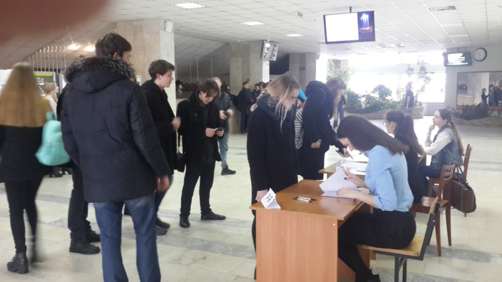 В рамках улучшения качества подготовки выпускников общеобразовательных организаций РТ, Институт физики КФУ организует проведения цикла бесплатных пробных ЕГЭ по физике с дальнейшим анализом и разбором задач с развернутым решением. В рамках улучшения качества подготовки выпускников общеобразовательных организаций РТ, Институт физики КФУ организует проведения цикла бесплатных пробных ЕГЭ по физике с дальнейшим анализом и разбором задач с развернутым решением.